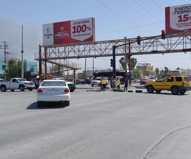 Bloquean vialidad en demanda de electricidad