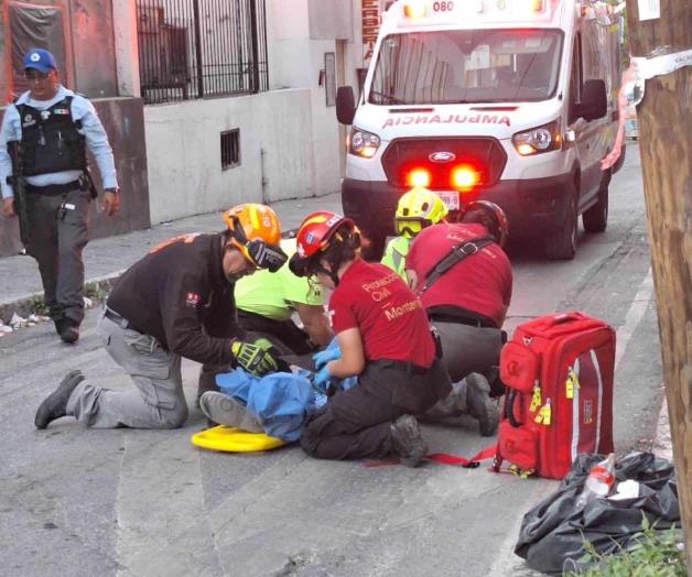 Hombre se arroja desde hotel de Monterrey, sufre descarga eléctrica y daños por caída Hombre se arroja desde hotel de Monterrey, sufre descarga eléctrica y daños por caída