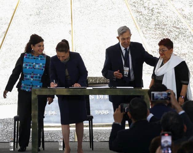 Firma Claudia decreto para recuperar a Pemex y CFE como empresas públicas del estado Firma Claudia decreto para recuperar a Pemex y CFE como empresas públicas del estado