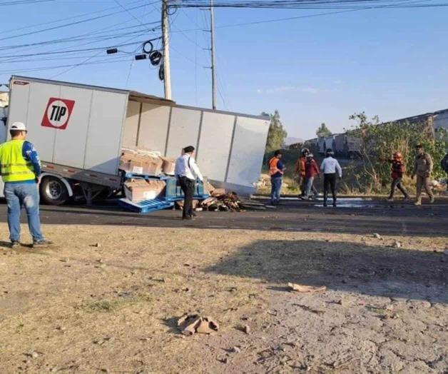 Camión le quiso ganar el paso al tren pero no lo logró... en El Salto Camión le quiso ganar el paso al tren pero no lo logró... en El Salto