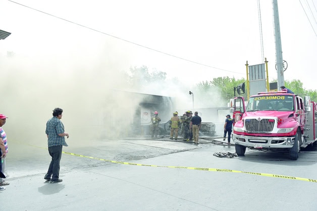 Arde camioneta; fuego consume refaccionaria Arde camioneta; fuego consume refaccionaria