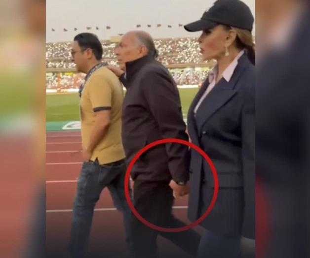 Los captan de la mano en partido