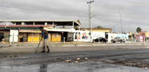 Pide para su refresco a cambio de tapar baches
