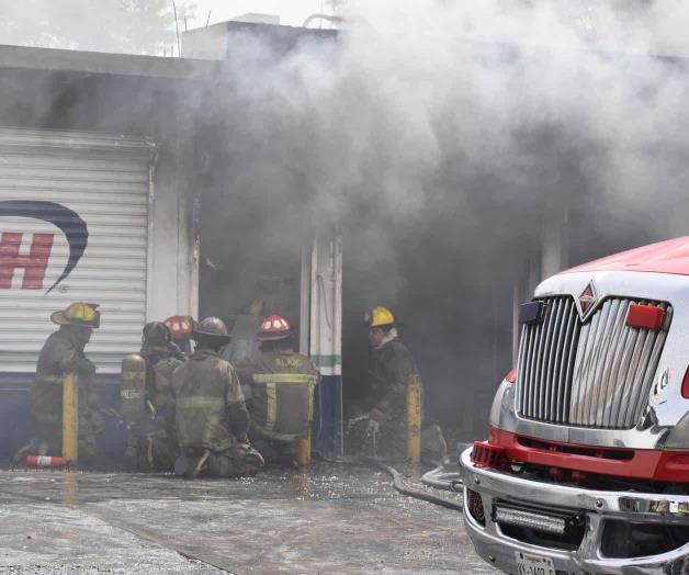 Arde camioneta; fuego consume refaccionaria Arde camioneta; fuego consume refaccionaria