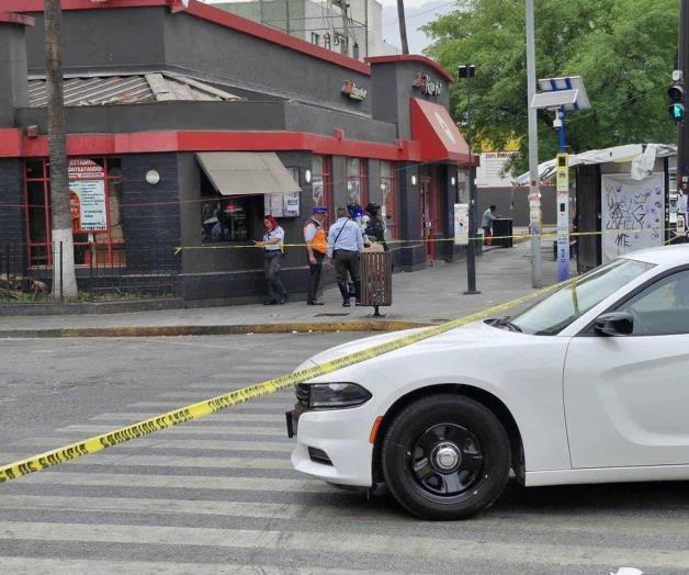 Hombre mata a 3 personas tras robo, hiere a tránsito y luego es abatido en Monterrey Hombre mata a 3 personas tras robo, hiere a tránsito y luego es abatido en Monterrey