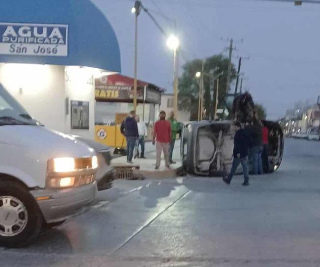 Vuelca auto y escapa