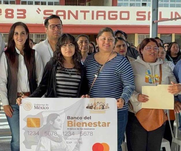 Entregan becas a estudiantes de secundaria en Reynosa