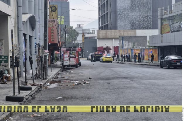 Hombre mata a 3 personas tras robo, hiere a tránsito y luego es abatido en Monterrey Hombre mata a 3 personas tras robo, hiere a tránsito y luego es abatido en Monterrey