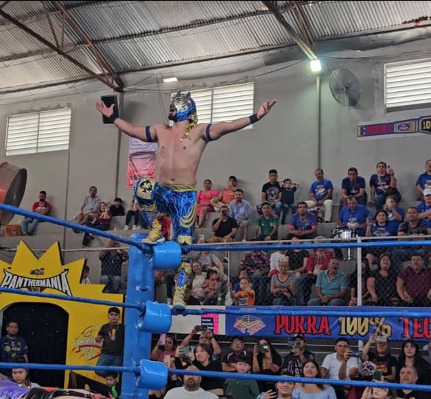 El Komander luchó en casa