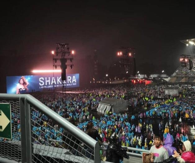 Pese a lluvia, Shakira cumple a fans en el Estadio GNP Pese a lluvia, Shakira cumple a fans en el Estadio GNP
