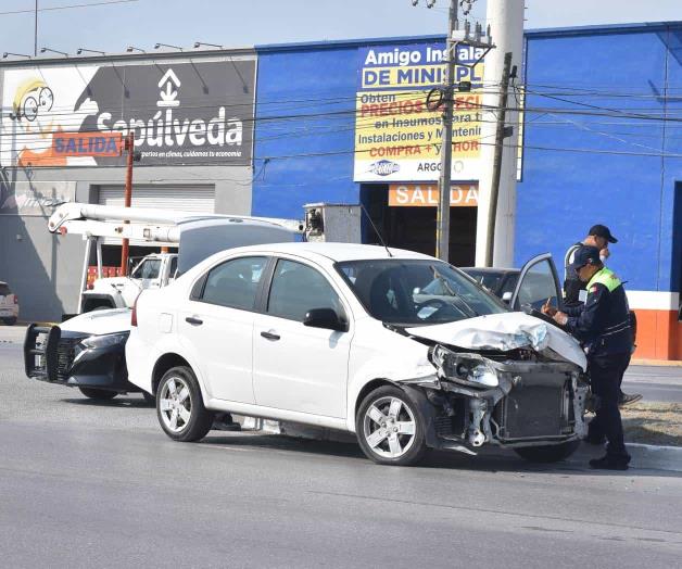 Invade carril y provoca choque en Carretera Reynosa - Río Bravo Invade carril y provoca choque en Carretera Reynosa - Río Bravo