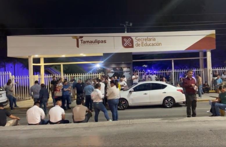 Toman maestros instalaciones de la Secretaría de Educación en Tamaulipas