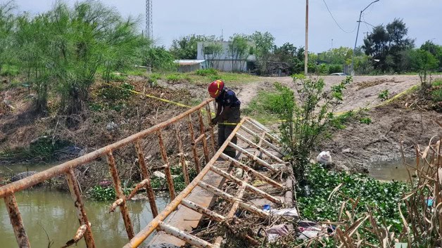 Acordonan puente peatonal a punto de colapsar en Río Bravo Acordonan puente peatonal a punto de colapsar en Río Bravo