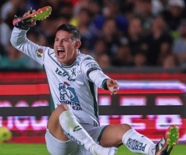 Polémica de James Rodríguez con el árbitro en el campo Polémica de James Rodríguez con el árbitro en el campo