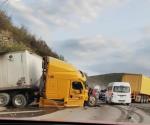 Choque frontal de tr&aacute;ileres en Carretera a Laredo