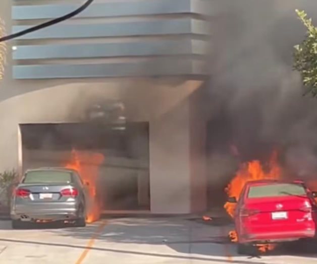 Tres autos incendiados frente a despacho de exfiscal en Tijuana