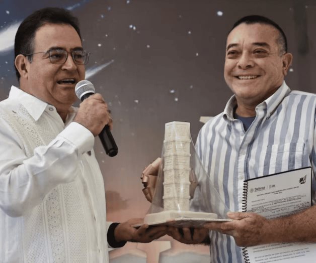 Entregan reconocimiento al pasajero un millón del Tren Maya
