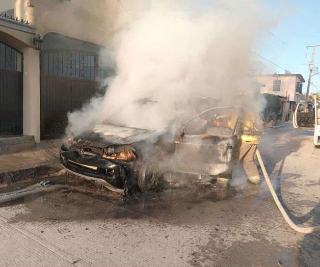Arde camioneta afuera de vivienda en la Benito Juárez Arde camioneta afuera de vivienda en la Benito Juárez