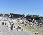 Vuelca y choca camión en Carretera Río Bravo-Reynosa