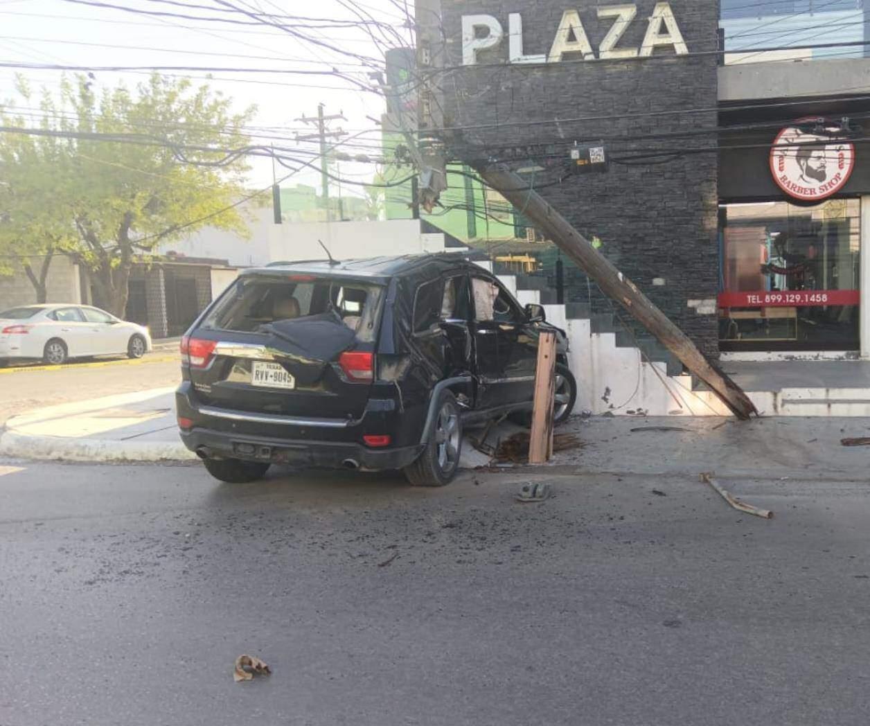 Pierde control y derriba poste de madera de CFE en Reynosa