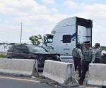 Sale proyectado contra un muro de contención en Libramiento Anzaldúas-Reynosa