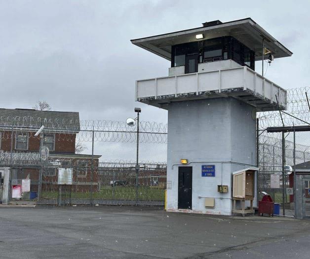 Acusan a 10 guardias de dar una golpiza mortal a un recluso