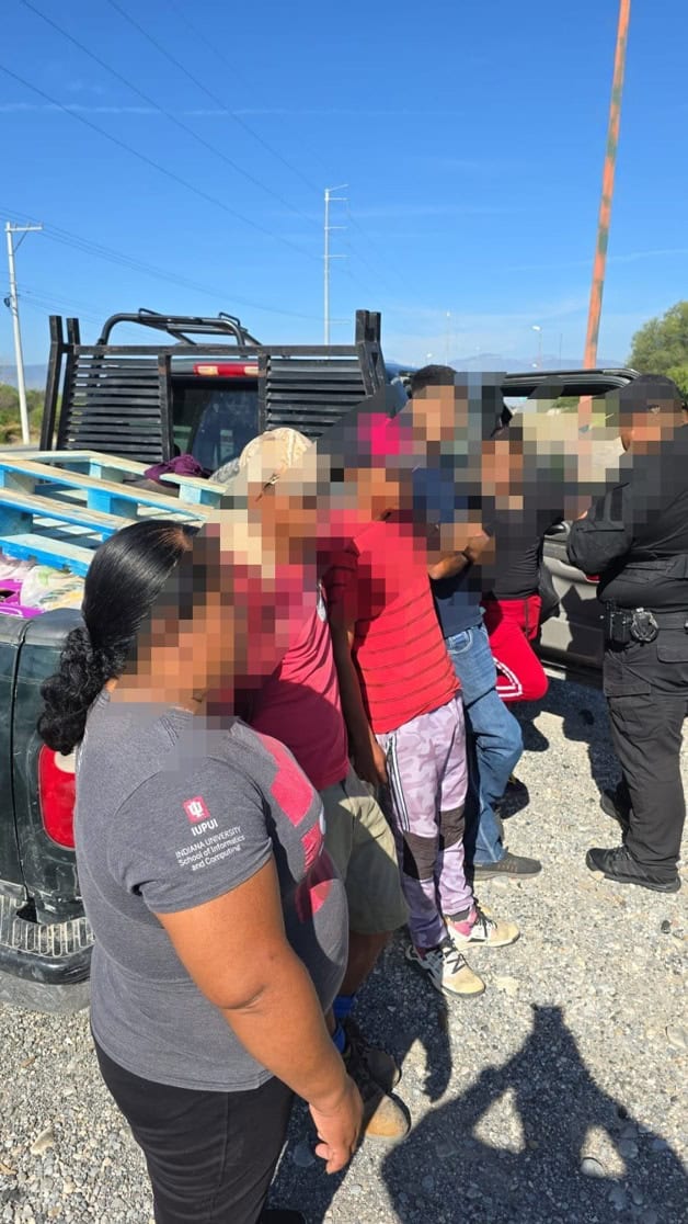 Nueve detenidos por "rapiña" de croquetas tras volcar tráiler en Victoria Nueve detenidos por "rapiña" de croquetas tras volcar tráiler en Victoria