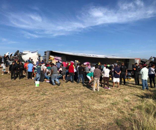 Se desata rapiña tras volcadura en Victoria; ya lo venden en Facebook Se desata rapiña tras volcadura en Victoria; ya lo venden en Facebook