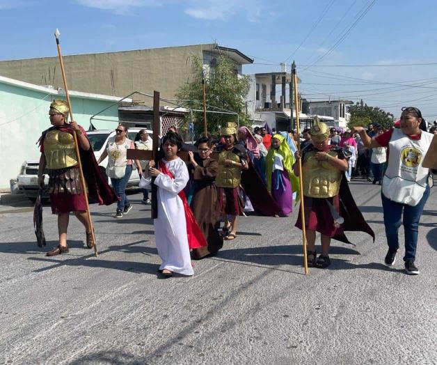 Viven niños su propio viacrucis Viven niños su propio viacrucis