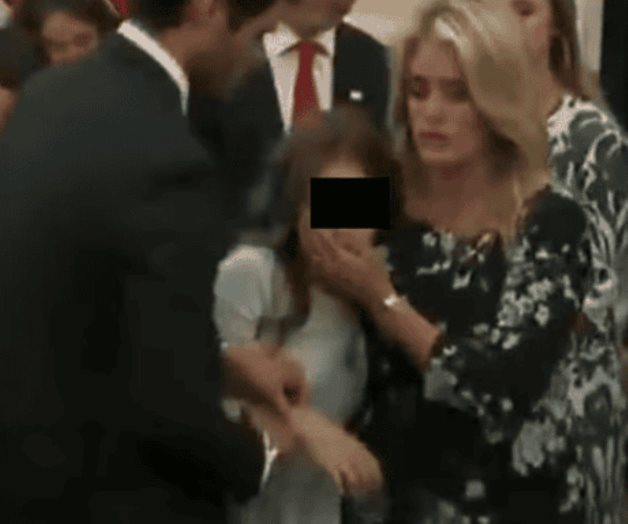 Se desmaya niña durante discurso de Donald Trump Se desmaya niña durante discurso de Donald Trump