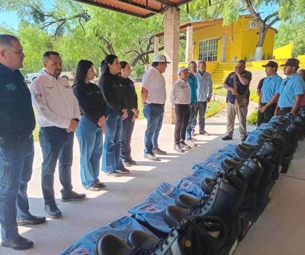Entregan uniformes y zapatos a Bomberos Entregan uniformes y zapatos a Bomberos