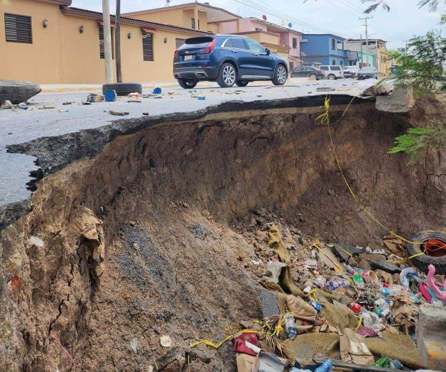 Y crece hueco bajo calle en la Ferrocarril poniente