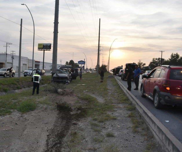 Destroza camioneta al impactarse contra poste Destroza camioneta al impactarse contra poste