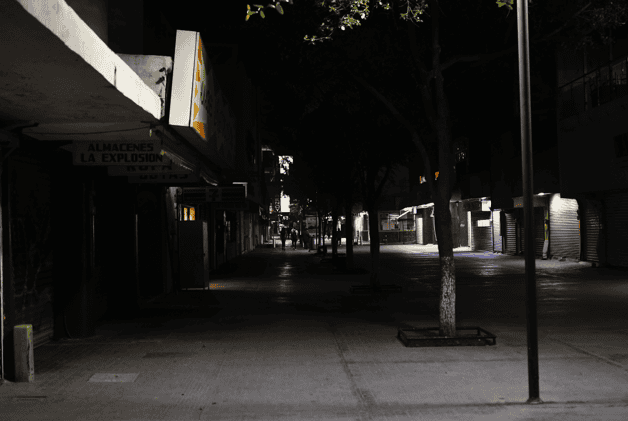 Está la Peatonal Hidalgo a ´media luz´
