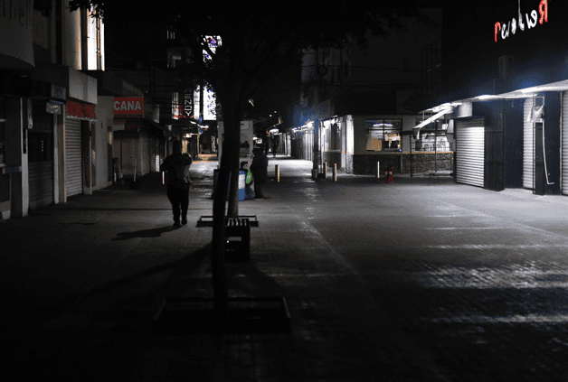 Está la Peatonal Hidalgo a ´media luz´