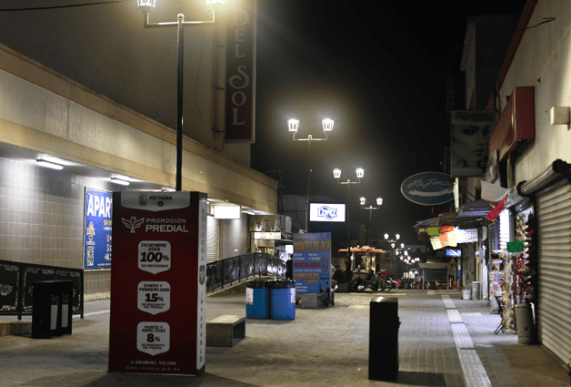 Está la Peatonal Hidalgo a ´media luz´
