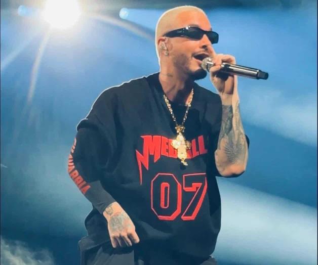 J Balvin enciende el escenario J Balvin enciende el escenario
