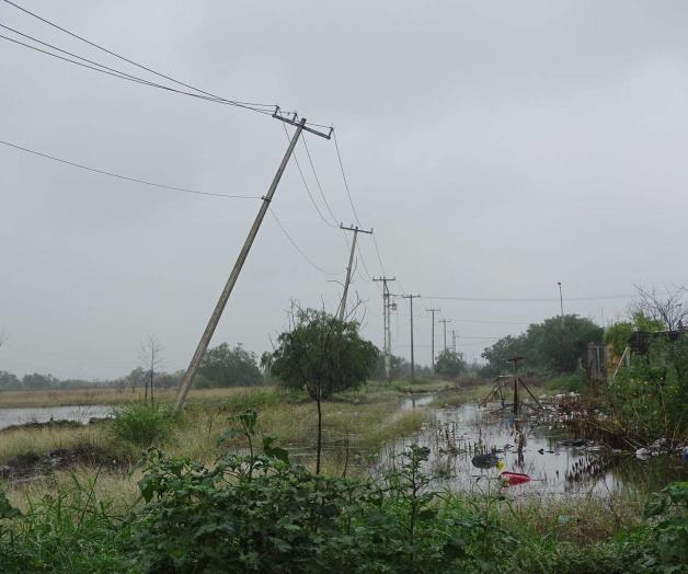 Piden vecinos atención a la paraestatal: Reblandecen lluvias  los postes de la CFE