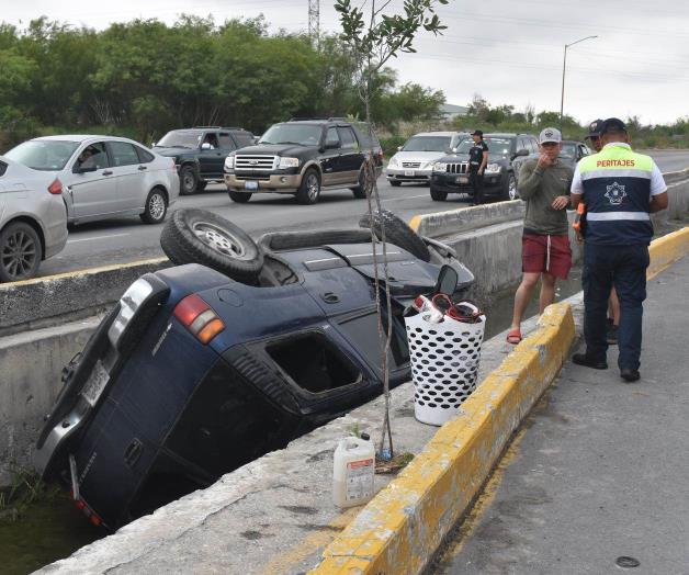 Jóvenes caen en camioneta a canal de desagüe en Reynosa Jóvenes caen en camioneta a canal de desagüe en Reynosa