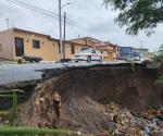 Familias de la Ferrocarril Poniente piden se atienda enorme socavón que apareció en la lateral norte del canal Anzaldúas
