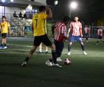 Rueda el balón en el campo Luebbert