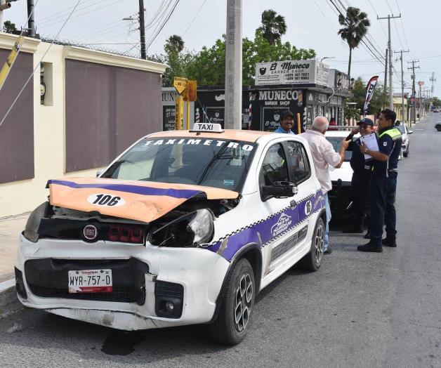 Destroza taxi tras chocar con árbol en Colonia José de Escandón de Reynosa Destroza taxi tras chocar con árbol en Colonia José de Escandón de Reynosa