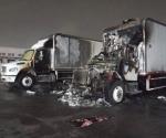 Acuden bomberos: Arden tres camiones de carga en empresa
