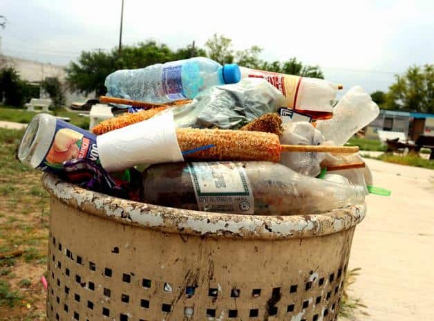 Convierten plaza en depósito de basura