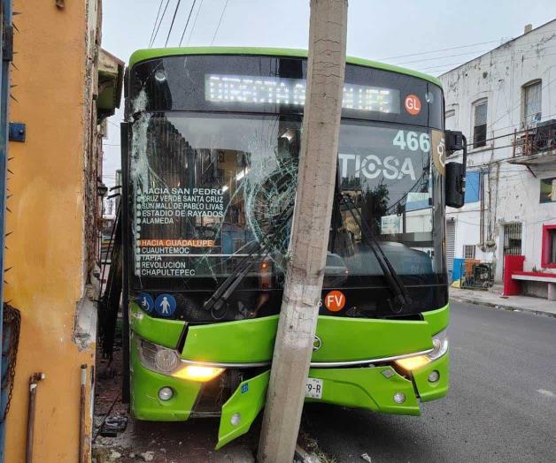 Accidente entre unidades de transporte público en Monterrey deja 4 heridos Accidente entre unidades de transporte público en Monterrey deja 4 heridos