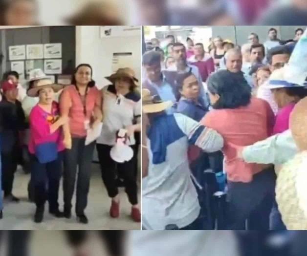 Irrumpen campesinos en SAT de Puebla y retienen a empleada Irrumpen campesinos en SAT de Puebla y retienen a empleada