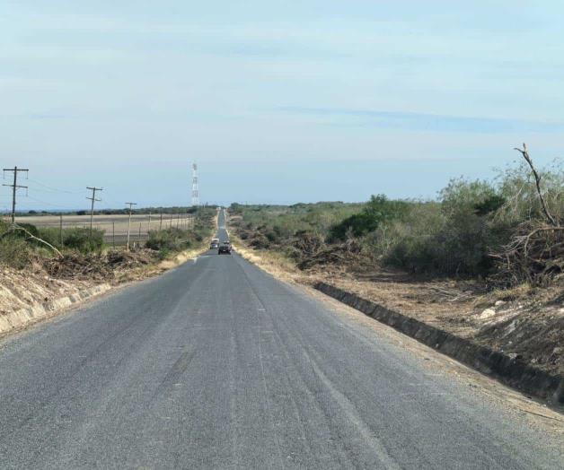 Limpian acotamientos de la carretera estatal Limpian acotamientos de la carretera estatal