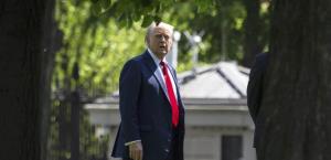 Trump pone su toque a la Casa Blanca con astas para banderas, arte y renovación del Despacho Oval