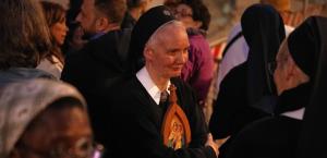 Joven monja se despide del papa Francisco después pasar horas en una fila junto a miles de fieles