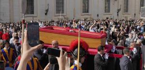 Se despiden del Papa multitudes de personas: Inician tres días de velatorio